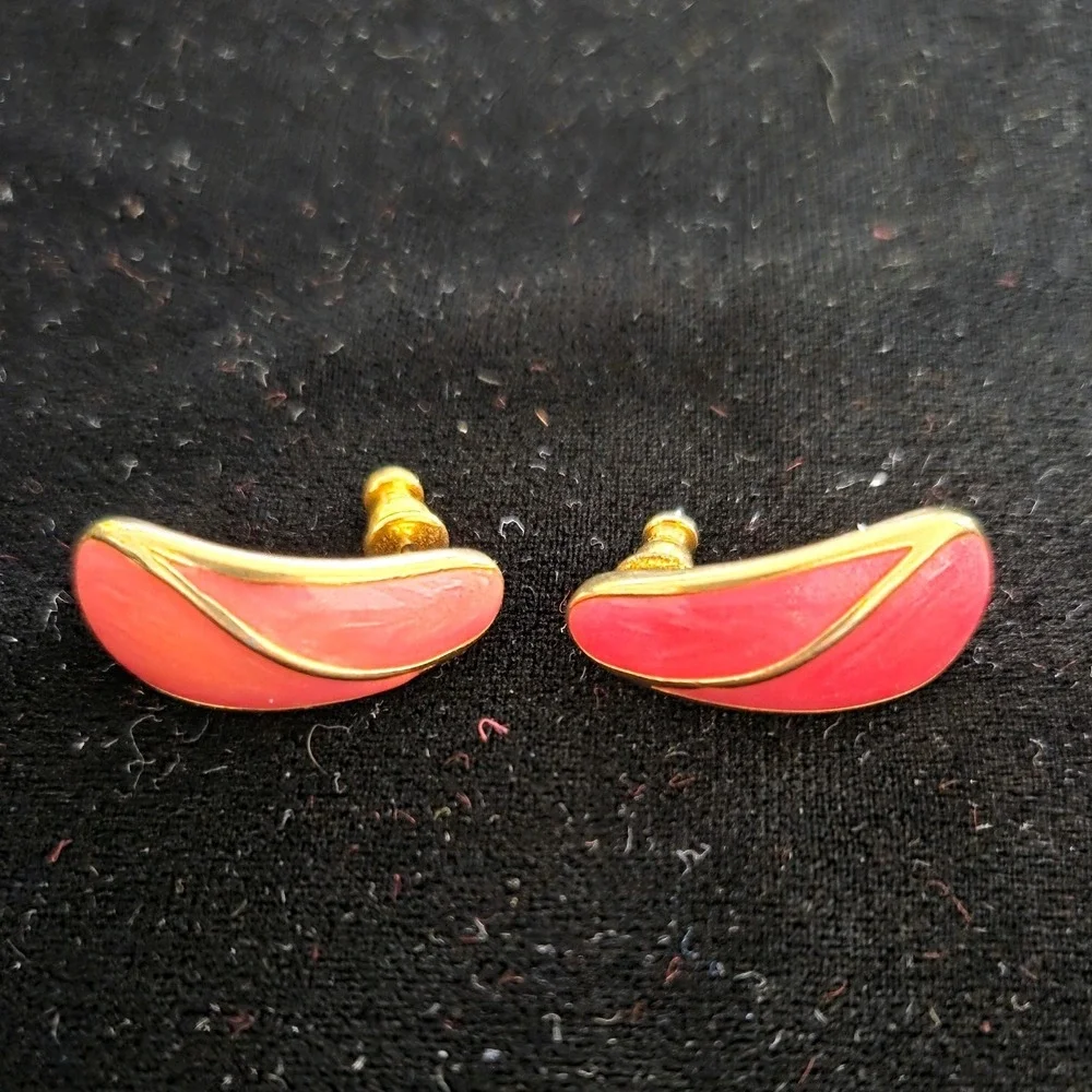 VTG Trifari Gold Tone Coral Pink Enamel Curved Post Earrings Signed TM